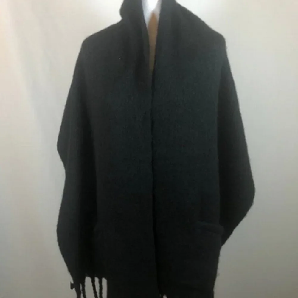 🖤 Steve Madden Black Knit Fringe Shawl w/ Front Pockets — One Size